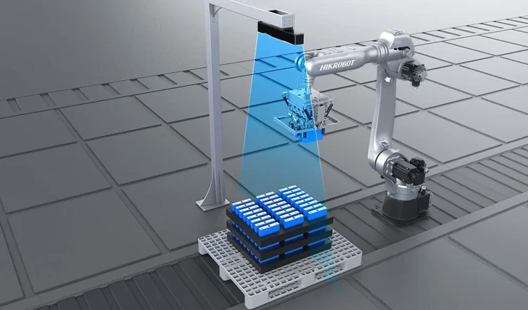 Paletteki batarya hücrelerinin 3D kamera kılavuzlu robotla beslenmesi