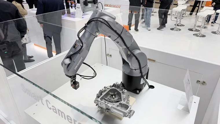 Robot kol üzerinde akıllı kamerayla metal parçanın çok yüzlü denetimi