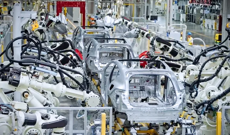 Otomotiv gövde kaynak hattında robotlar